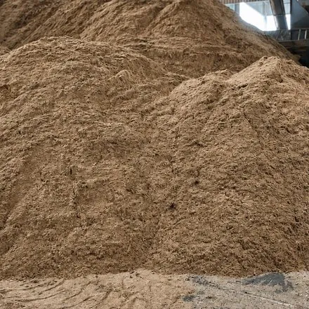 Montanhas de biomassa estocadas no galpão da fábrica