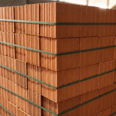 Palete de tijolo amarrado com cintas